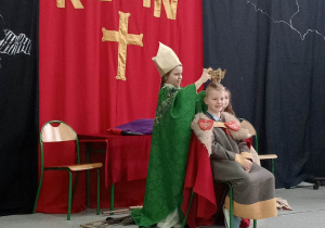 Uczniowie biorą udział w przedstawieniu rycerskim.
