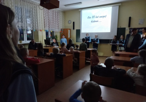 Uczestnicy dni otwartych oglądają film o historii szkoły.