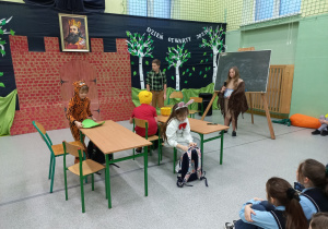 Uczniowie klas III biorą udział w przedstawieniu o Kubusiu Puchatku.