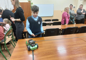 Uczeń steruje robotem.