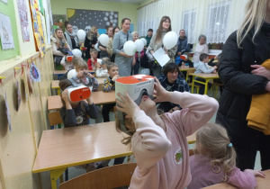 Dzieci korzystają z gogli VR.