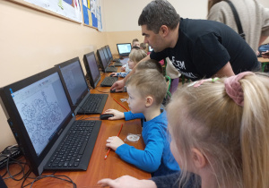 Dzieci kolorują obrazek w programie Paint.