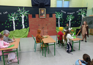 Uczniowie klas III biorą udział w przedstawieniu o Kubusiu Puchatku.