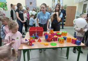 Dzieci poznają pomoce dydaktyczne z matematyki.