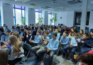 Uczniowie oglądają przedstawienie.