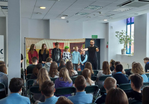 Uczniowie biorą udział w przedstawieniu.