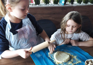 Uczniowie robią samodzielnie pizzę.