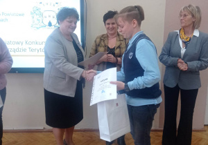 Uczeń otrzymuje nagrodę i dyplom.