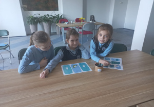 Uczennice odpowiadają na pytania do tekstu.