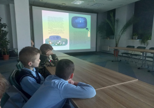 Uczniowie słuchają audiobooka.