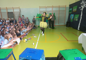 Uczniowie biorą udział w przedstawieniu.