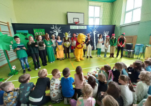 Wszyscy uczestnicy biorący udział w przedstawieniu.
