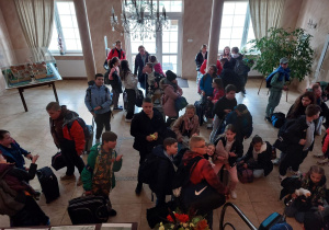 Uczniowie zwiedzają muzeum.