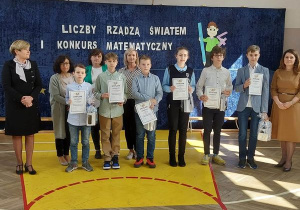 Pamiątkowe zdjęcie uczestników konkursu wraz z jego organizatorami i władzą miasta.