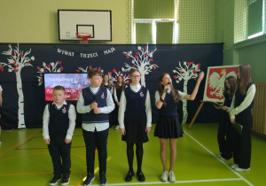 Uczniowie recytują patriotyczne wiersze.