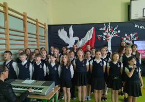 Uczniowie śpiewają patriotyczne piosenki.