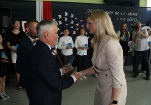 Dyrektor dziękuje wychowawcy.