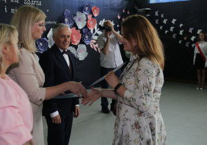 Dyrektor i wychowawcy składają podziękowania rodzicowi.