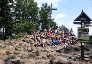 Pamiątkowe zdjęcie uczniów na Łysicy.
