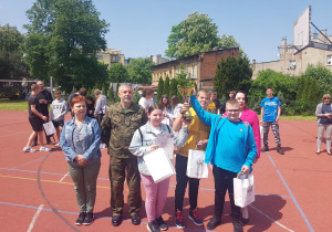 Uczniowie prezentują zdobyty puchar.