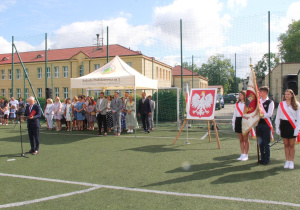 Zdjęcie Dyrektora, uczniów, rady pedagogicznej i zaproszonych gości.