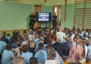 Policjanci prowadzą prelekcję na temat bezpieczeństwa.