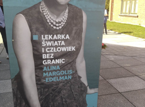 Uczniowie klas 7 i 8 na otwarciu wystawy plenerowej pt. „Lekarka świata i człowiek bez granic. Alina Margolis- Edelman”