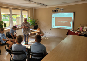 Uczniowie oglądają prezentację multimedialną.