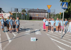 Uczniowie klasy IIIc doskonalą umiejętność przechodzenia przez jezdnię.