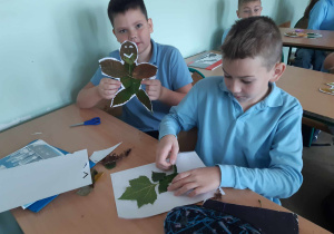 Uczniowie prezentują wykonaną przez siebie prace plastyczne.
