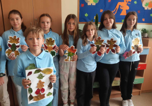 Uczniowie prezentują wykonaną przez siebie prace plastyczne.