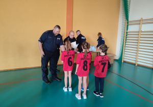 Uczniowie otrzymują dyplomy i nagrody.