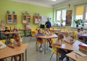 Uczniowie piszą test z wiedzy o bezpieczeństwie.