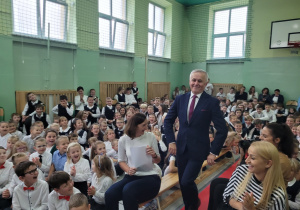 Dyrektor szkoły idzie odebrać "Oskara".
