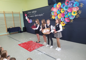 Przedstawiciele Samorządu Uczniowskiego składają Radzie Pedagogicznej życzenia i wręczają przygotowane upominki.