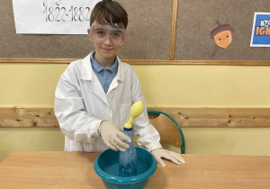 Badanie zachowania się ogrzanego powietrza.