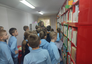 Uczniowie zwiedzają bibliotekę.