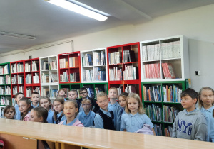 Uczniowie zwiedzają bibliotekę.