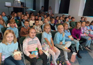 Uczniowie uczestniczą w projekcji filmu.