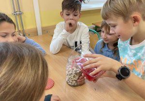 Uczniowie wykonują doświadczenie.