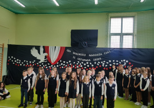 Uczniowie śpiewają patriotyczne pieśni.