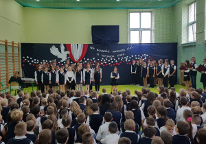 Uczniowie śpiewają patriotyczne pieśni.