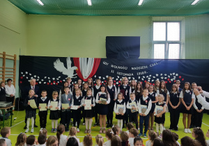 Uczniowie śpiewają patriotyczne pieśni.