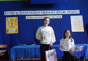 Uczennice prezentują otrzymane dyplomy za udział w konkursie.