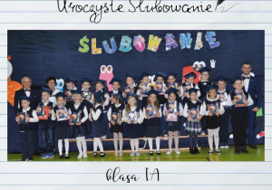 Pamiątkowe zdjęcie uczniów, dyrektorów i wychowawców.