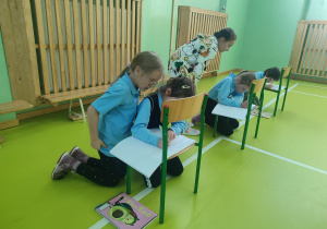 Uczniowie piszą dyktando.