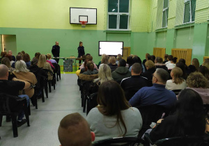 Policjanci prowadzą prelekcję na temat zagrożeń związanych z narkotykami.