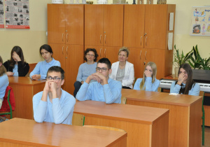 Uczniowie słuchają pogadanki.