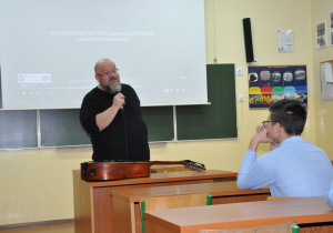 Prowadzący rozmawia z młodzieżą