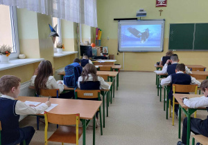 Uczniowie rozwiązują zadania konkursowe.